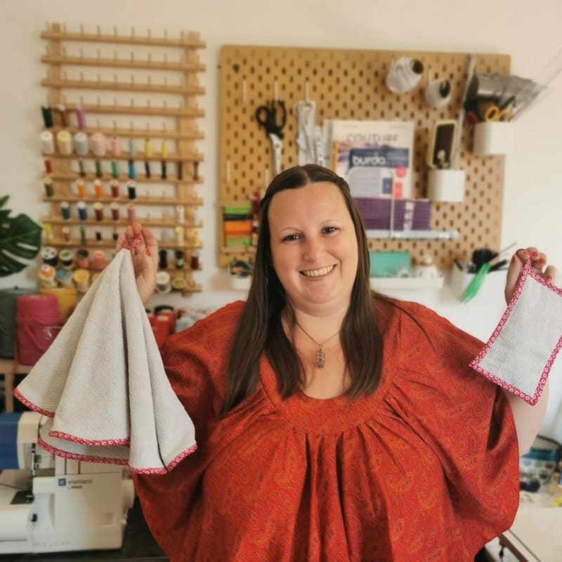 Atelier upcycling serviette de bain : Anaïs couturière avec essuie-mains et éponge lavable dans les mains