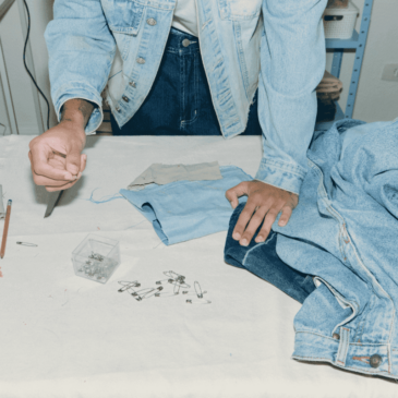 Ateliers couture zéro déchet : personne qui upcycle un jean