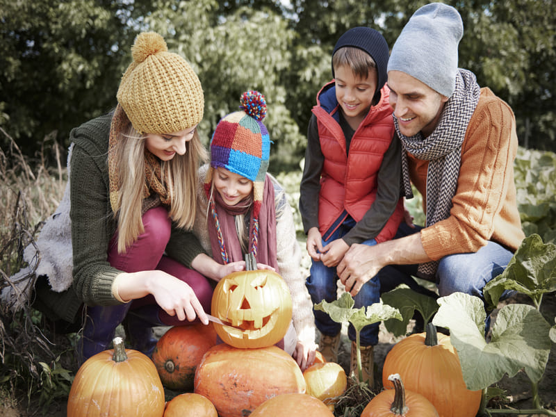 Famille créant une citrouille d'halloween