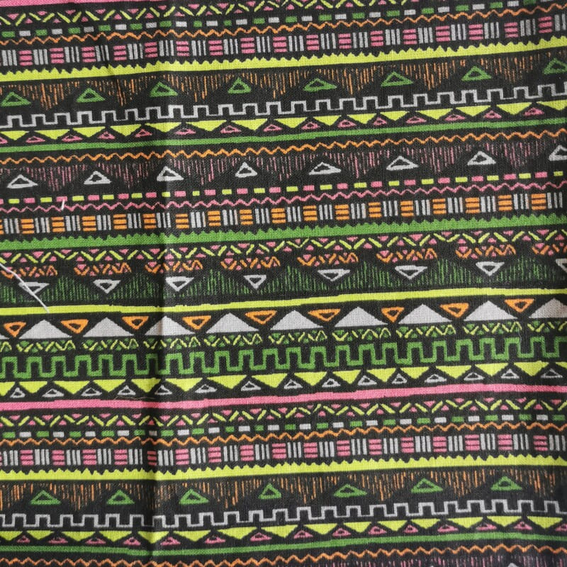 Tissu motifs africain colorés sur fond noir